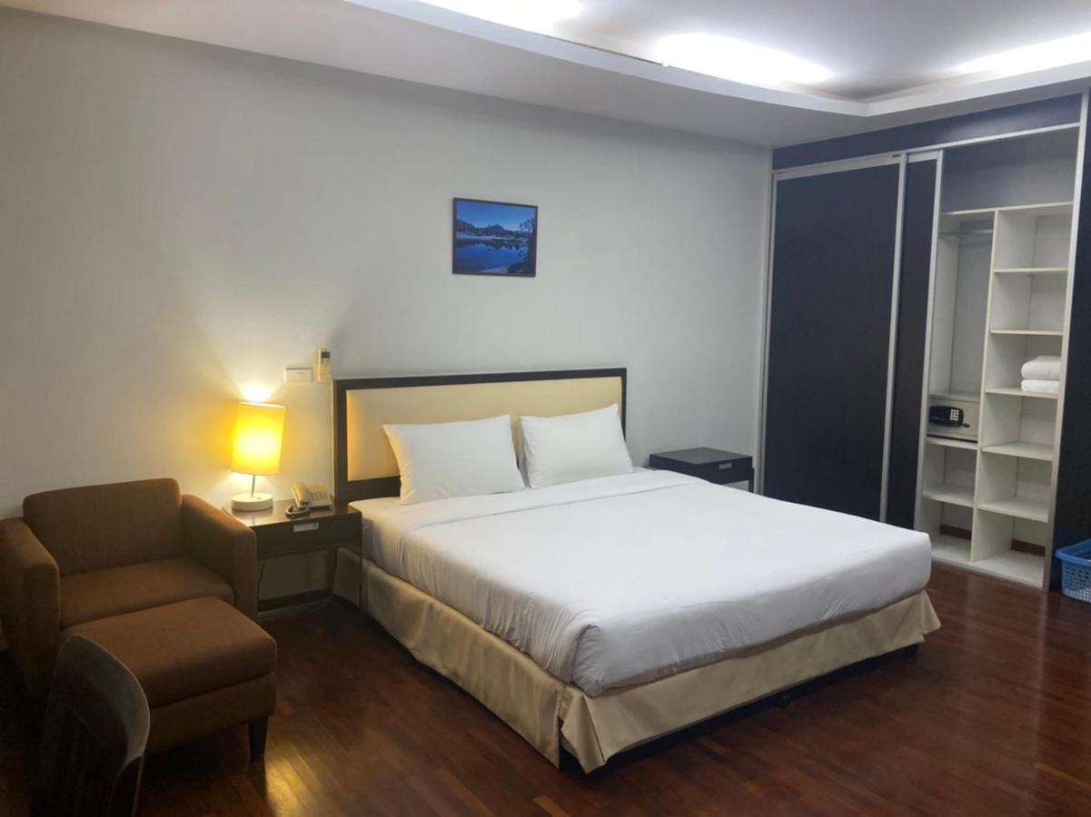 The Park 304 Executive Serviced Apartment Si Maha Phot Экстерьер фото